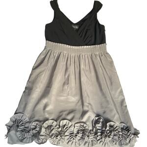 Night Way Women’s V-neck Cocktail Dress size 6, Black & Gray, Flowers Detail